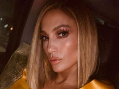 Jennifer Lopez sfila per Versace a sorpresa e incanta Milano: il 